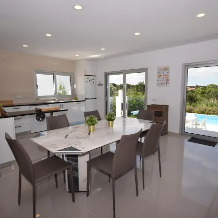 Comfortable With Private Pool In Nadadouro
